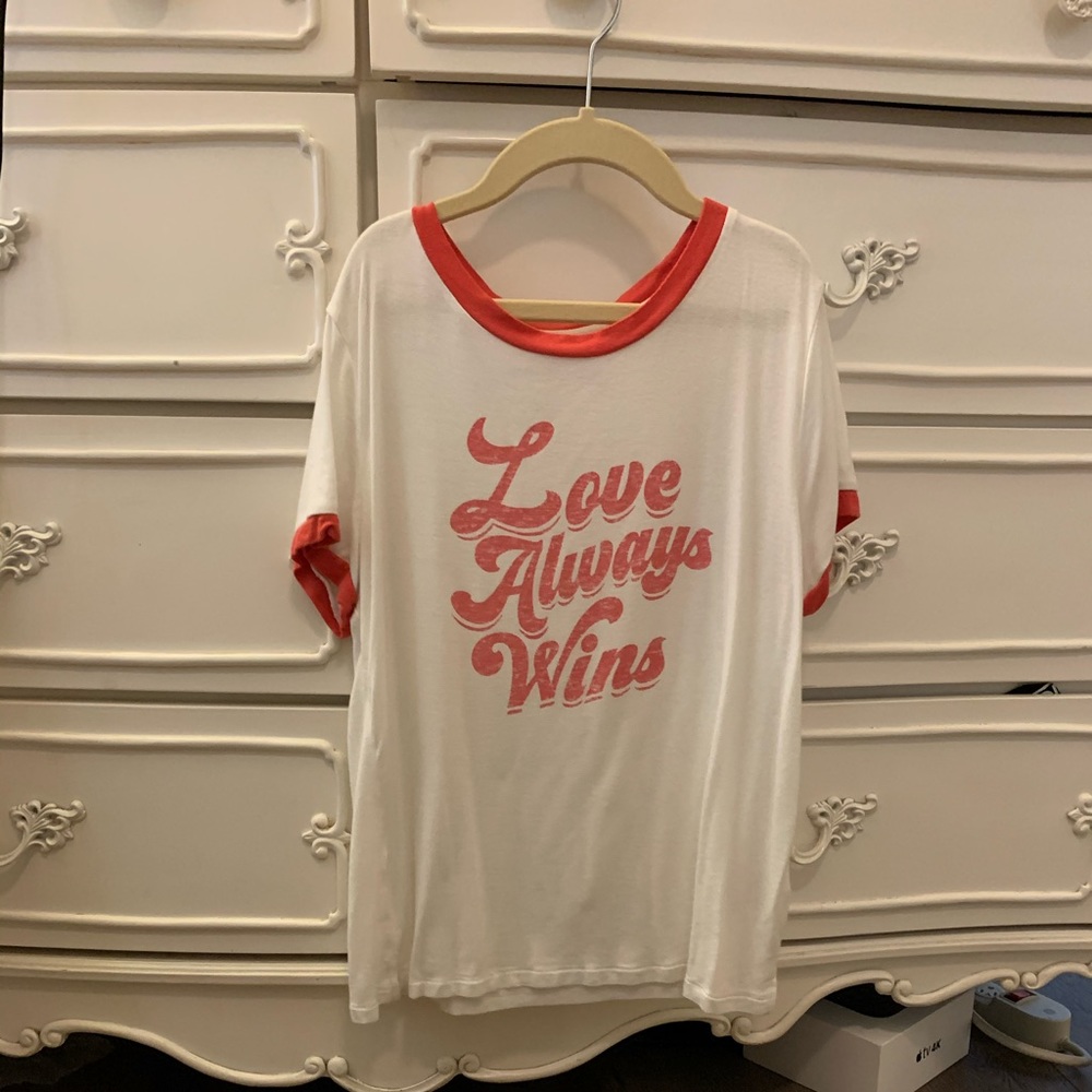 Super cute graphic t-shirt!